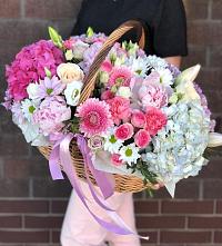 Композиция солнечный день в Шабровском Цветочная композиция из Розы, Хризантемы, Пионы и Лизиантусы в корзине в Шабровском