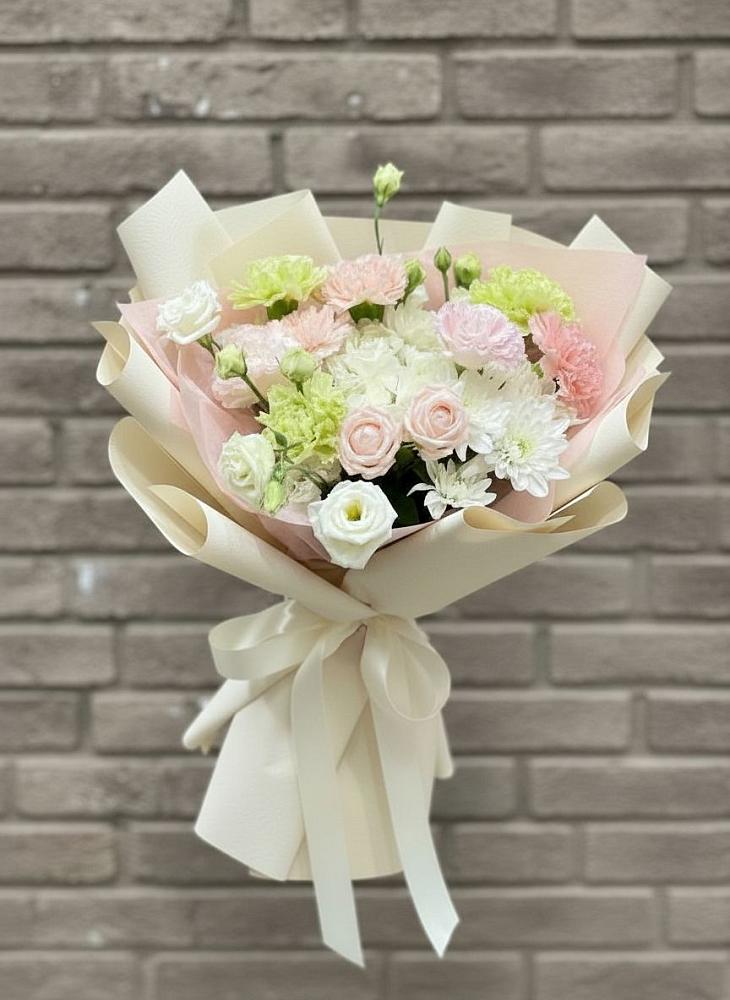 Букет цветов из: Гвоздики, Розы, Лизиантусы и Хризантемы в Шабровском