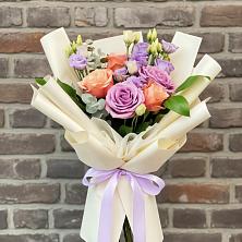 Букет цветов из:  Лизиантусы и Розы в Шабровском